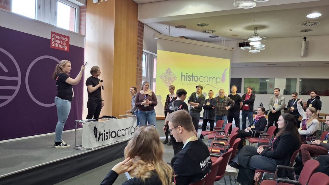 Das histocamp ist zurück. in einer öffentlichen Vorstellungsrunde werden Themen vorgestellt, abgestimmt und angesetzt. Sessionplanung mit dem Team A Löcher und L Haasis auf der Bühne (Foto Nolden)