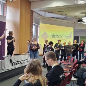 Das histocamp ist zurück. in einer öffentlichen Vorstellungsrunde werden Themen vorgestellt, abgestimmt und angesetzt. Sessionplanung mit dem Team A Löcher und L Haasis auf der Bühne (Foto Nolden)