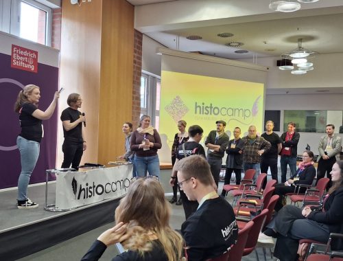 Das histocamp ist zurück. in einer öffentlichen Vorstellungsrunde werden Themen vorgestellt, abgestimmt und angesetzt. Sessionplanung mit dem Team A Löcher und L Haasis auf der Bühne (Foto Nolden)