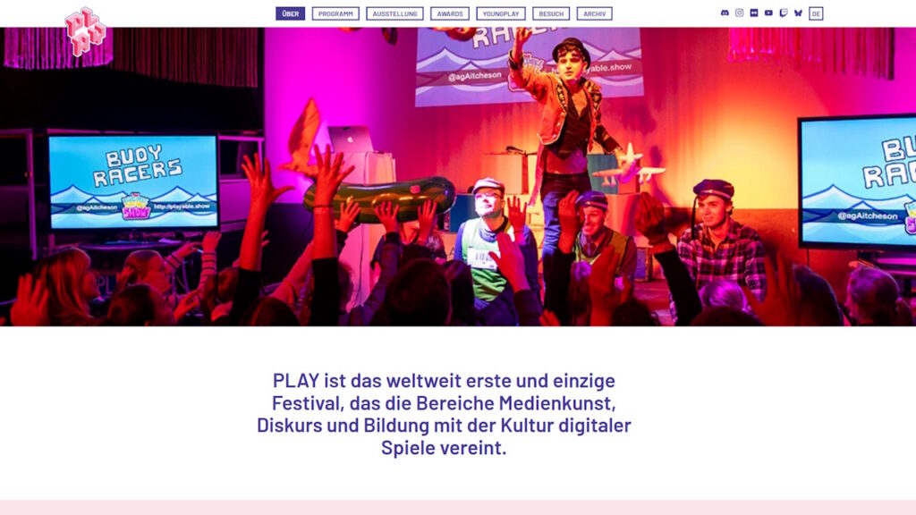 Ordentlich in die Brust geworfen, beschreibt sich die offizielle Seite des Play Festivals als das weltweit erste und einzige Festival, das Medienkunst, Diskurs und Bildung mit der Kultur digitaler Spiele vereint.